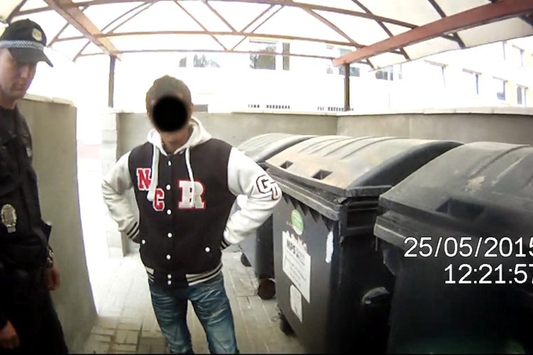 Mladík odcizil seniorovi celý nákup, strážníci ho chytili