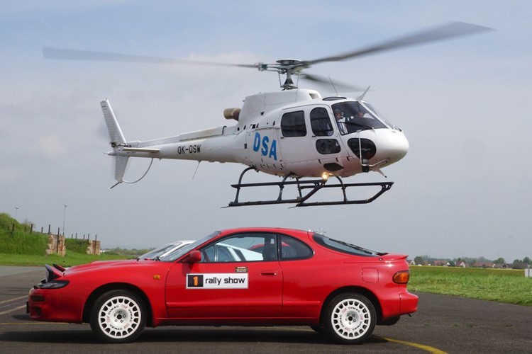 Spojení Helicopter a Rally show vyvrcholí soubojem vrtulníků se závodními auty