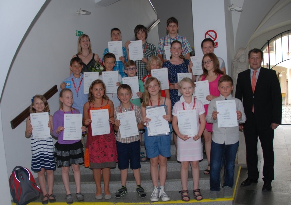 Starosta Znojma předával certifikáty mladým angličtinářům.
