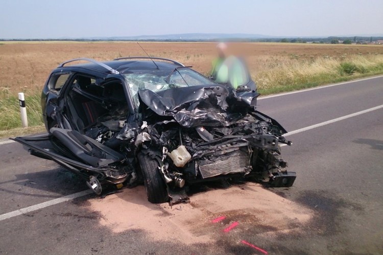 Hasiči na Znojemsku vyprostili po nehodě pět osob