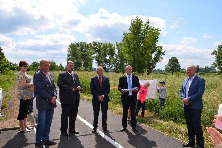 Mezi Lužcem a Hořínem na Mělnicku vyrostla nová cyklostezka