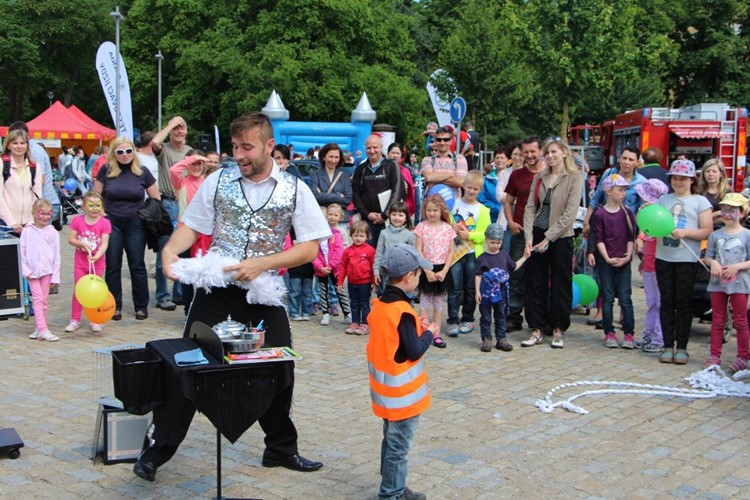 Dětský den s kouzelníkem, piknikem i pohádkami. Ve znojemském parku a kolem něj se bavily stovky dětí
