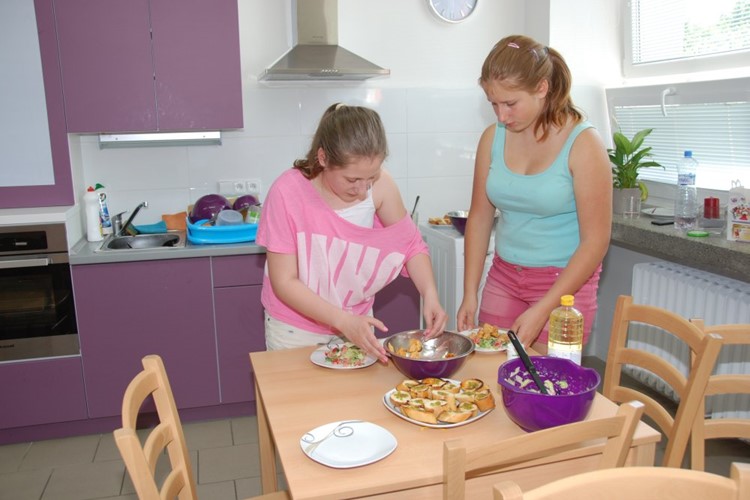 Na základní škole na Pražské ve Znojmě učí vaření i stolování v nové kuchyňce