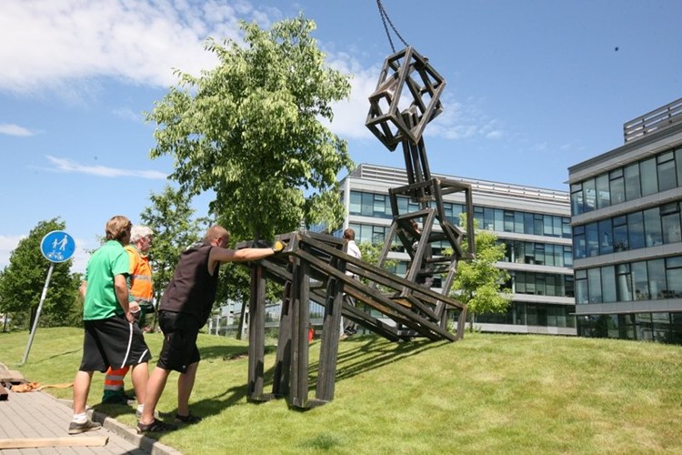 První ročník festivalu SCULPTURE LINE vystaví sochy na letišti, v ZOO i na Vltavě