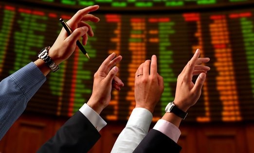 Nový trend v investování. Čeští investoři se odvracejí od pražské burzy a sázejí na Ameriku i evropské trhy