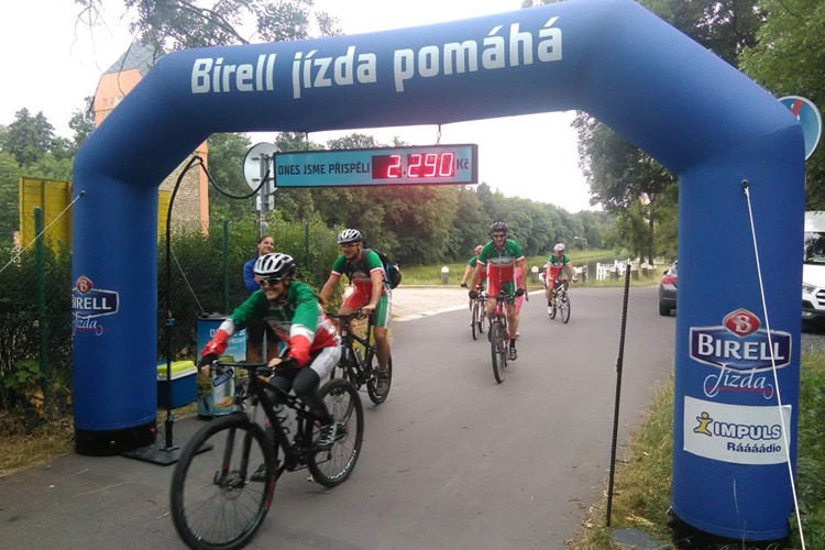 Cyklisté v Mělníku pomáhali svým pohybem handicapovaným