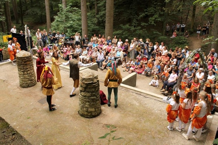 Lesní divadlo v lesoparku Debř se dočkalo svého otevření
