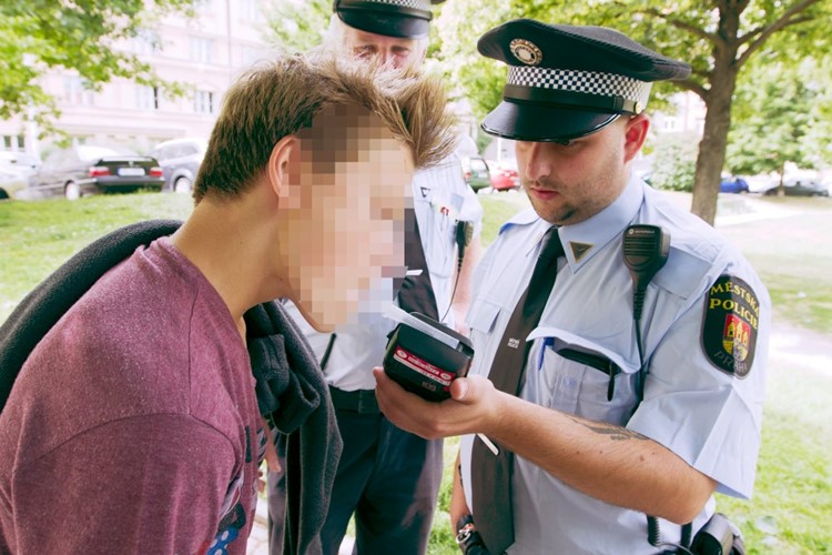 Čtyři mladistvé pod vlivem alkoholu předali během uplynulého víkendu strážníci zákonným zástupcům