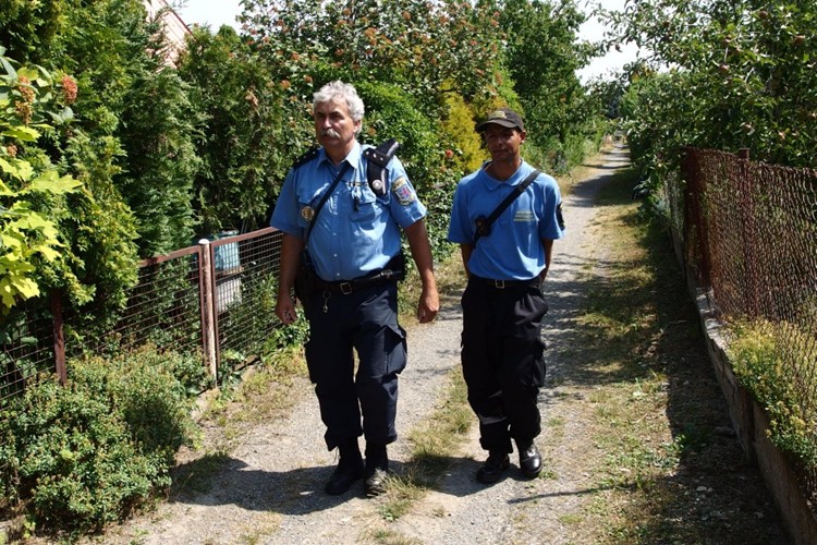Strážníci společně s asistenty kontrolují kladenská koupaliště