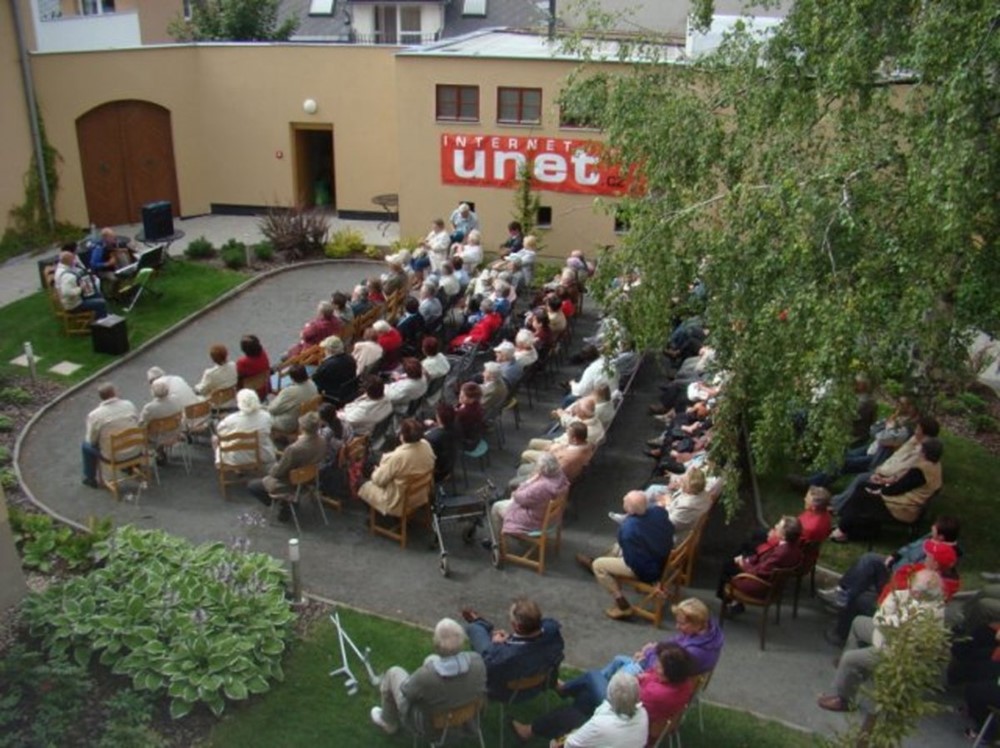 Posezení s harmonikou.