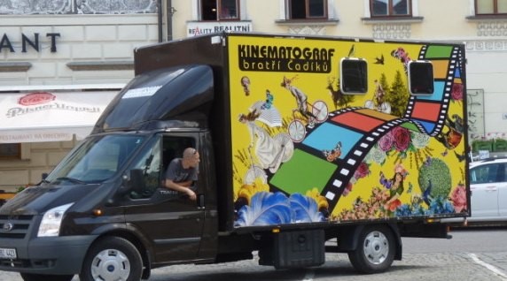 Kinematograf bratří Čadíků bude opět bavit na Smetanově náměstí v Litomyšli