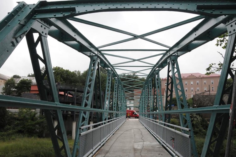 Lávka na Kmochův ostrov je i přes závady v provozu