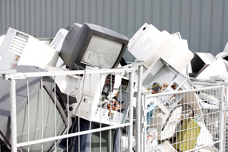 Staré elektro a baterie je možné nyní poslat k ekologické likvidaci zdarma balíkem