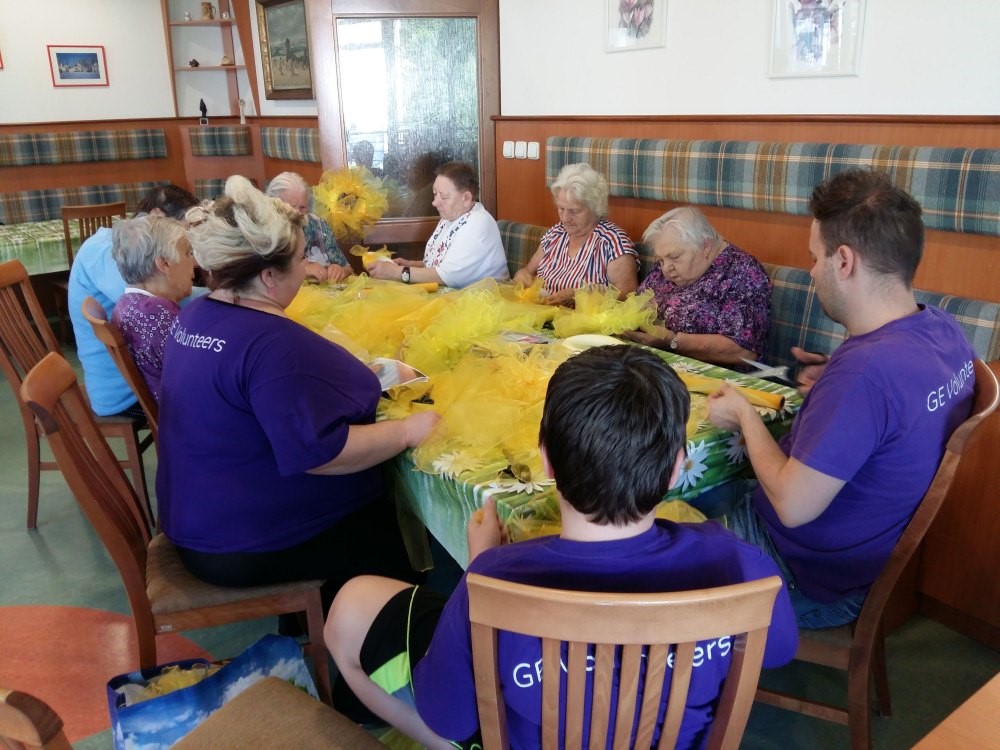 GE Volunteers pomáhají seniorům v Domově svaté Zdislavy.