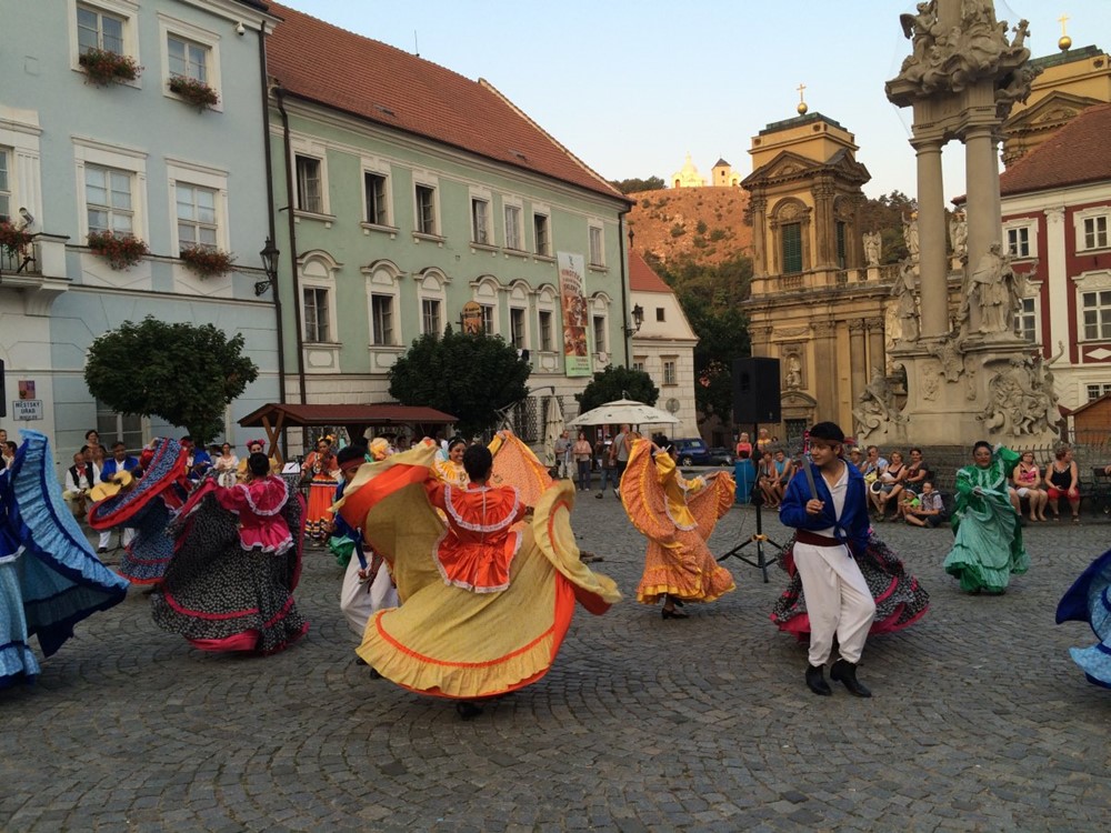 Folklorní soubor Conjunto Artistico Saacbé Fuego Nuevo z Mexika.