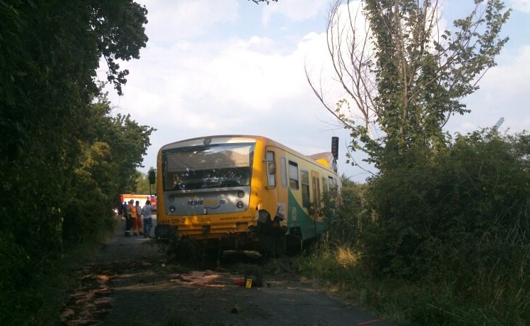Po střetnutí s traktorem vykolejil osobní vlak