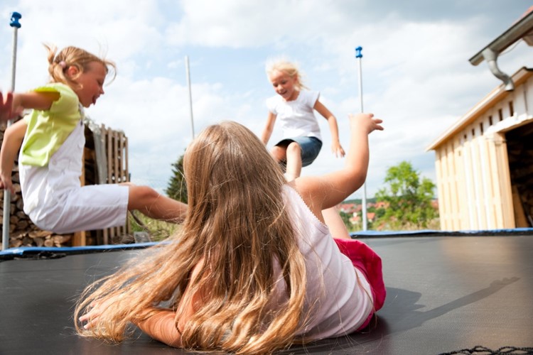 Pozor na zahradní trampolíny varují lékaři. Pro jejich používání je už dokonce zpracována evropská norma