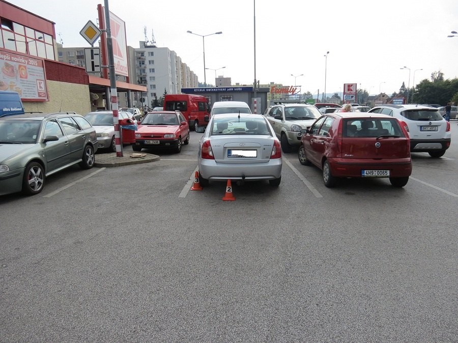 Policie hledá svědky nehody na parkovišti Kaufland v Trutnově.