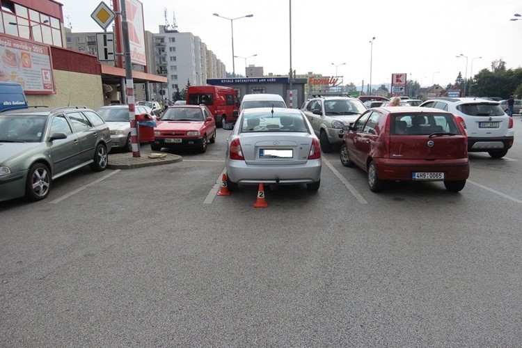 Policie hledá svědky nehody na parkovišti Kaufland v Trutnově