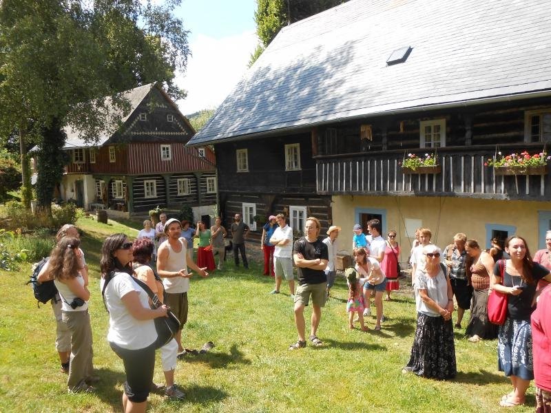 Prezentace a obnova tzv. podstávkových domů i drobných sakrálních památek ve vesnické památkové zóně Merboltice.