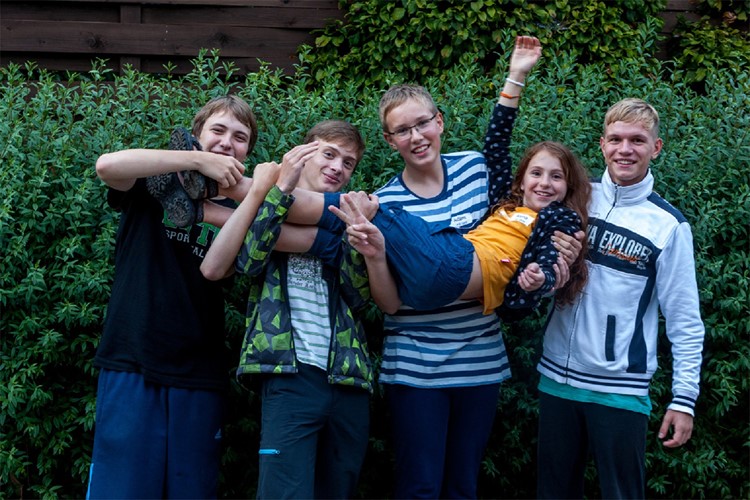 Do vesmíru poletí čtyři kluci a dívka