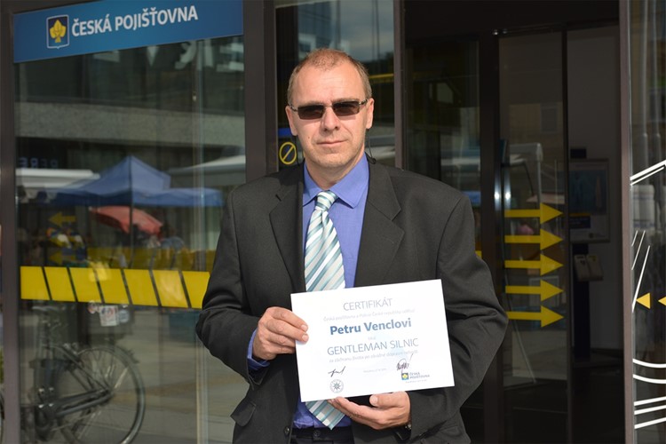 Tragická nehoda na Pardubicku: Gentleman silnic zachránil dva lidské životy