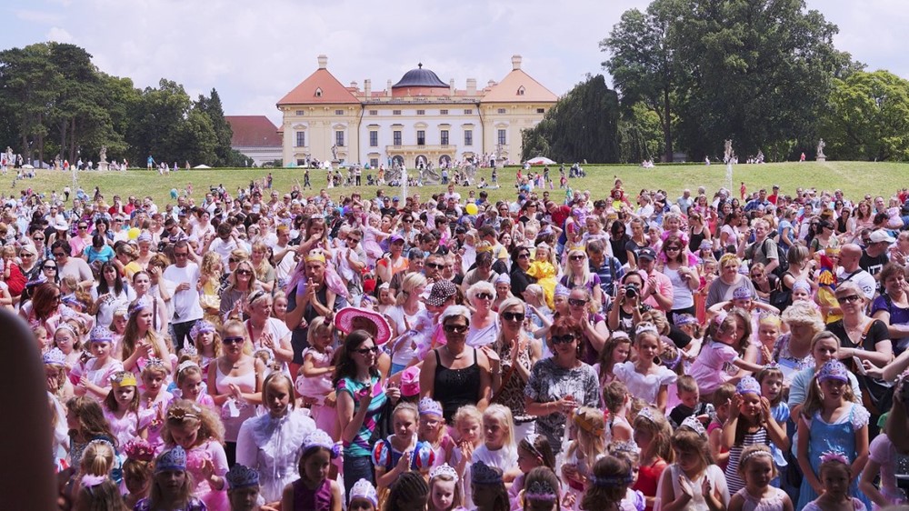 Loňský Princeznovský bál, který se konal na zámku Slavkov.