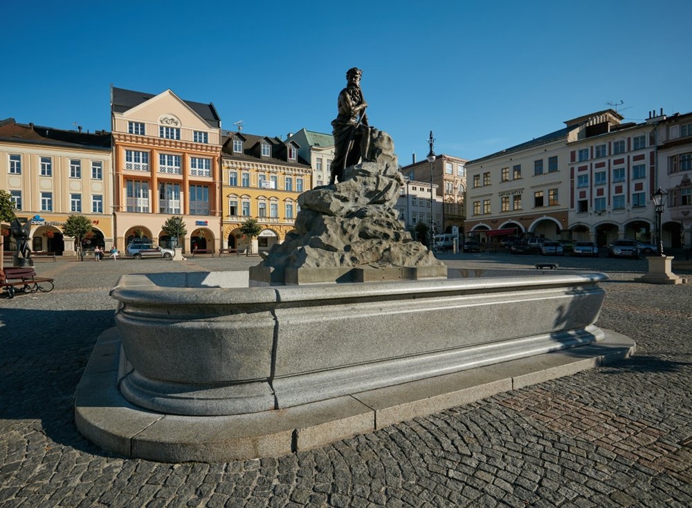 Oprava trutnovské Krakonošovy kašny přinese moderní technologii i historické sochy permoníků.