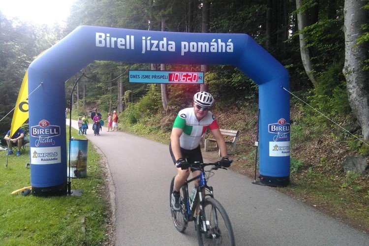 Cyklisté ve Špindlerově Mlýně pomáhali svým pohybem handicapovaným