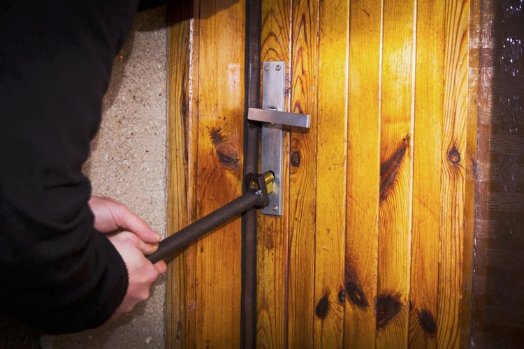 První odhady – letošní prázdniny jsou v otázce vloupání nejklidnější za čtyři roky, zlodějů je až o pětinu méně