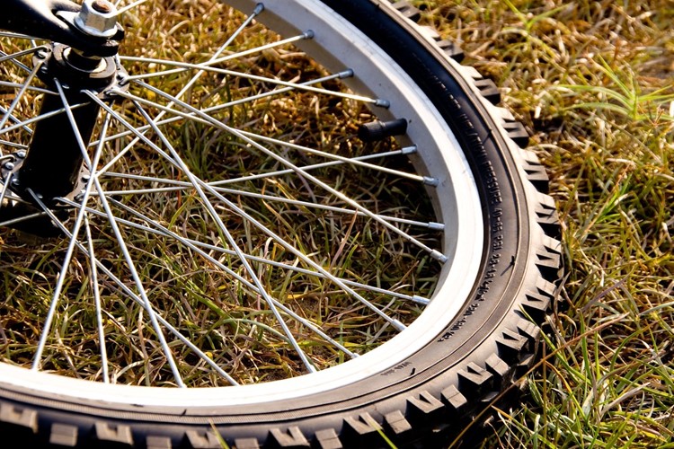 V létě cyklisté způsobí stovky nehod, vzniklé škody musí uhradit