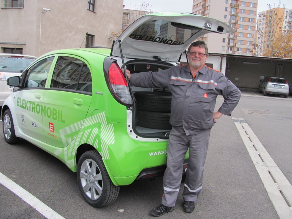 Technici Skupiny ČEZ v Pardubicích využívají elektromobil ke své práci již od roku 2012.