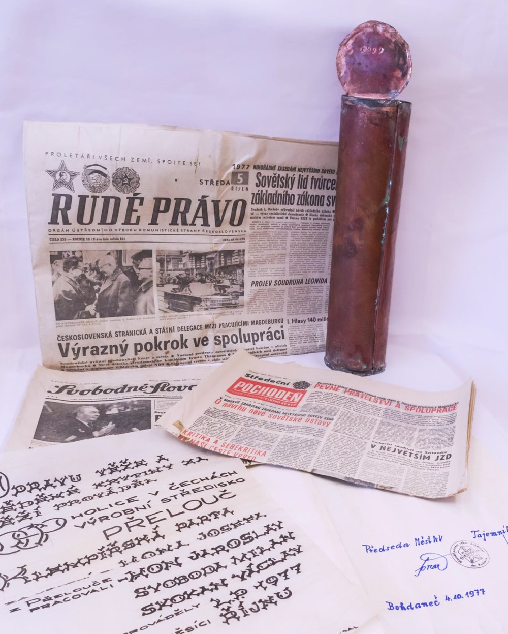 Pouzdro s obsahem z roku 1977.