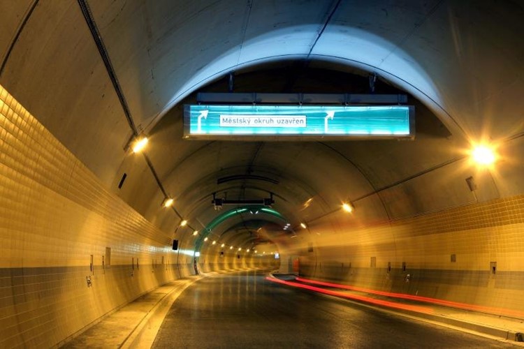 Díky bezpečnostním opatřením jsou tunely bezpečnější než silnice