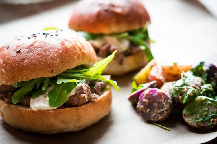 Burger Street Festival rozpálí Ostravu. Je libo býka, tele nebo pštrosa?