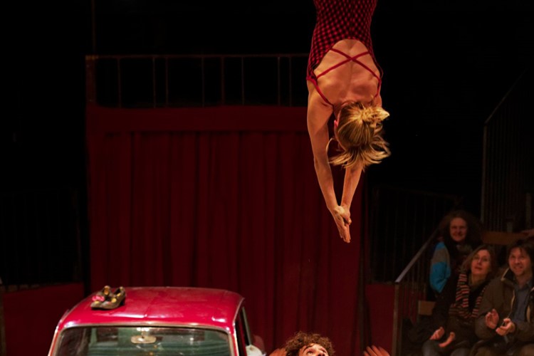 Francouzský akrobatický soubor Cirque Aital zahájí 24. září podzimní část Sezony nového cirkusu Plzně 2015