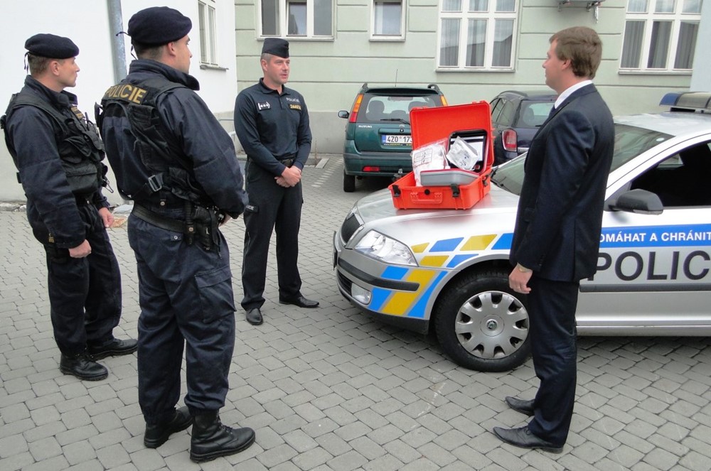 Defibrilátor převzal za Policii ČR vedoucí územního odboru F-M Petr Klega, naproti primátor Michal Pobucký.