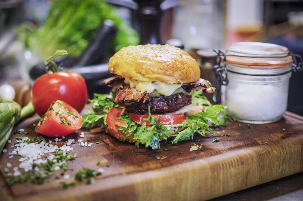 Hovězí hamburger.