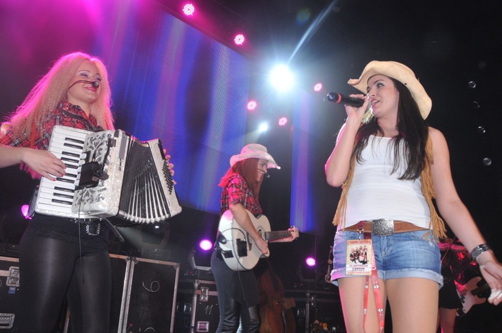 Country sisters.
