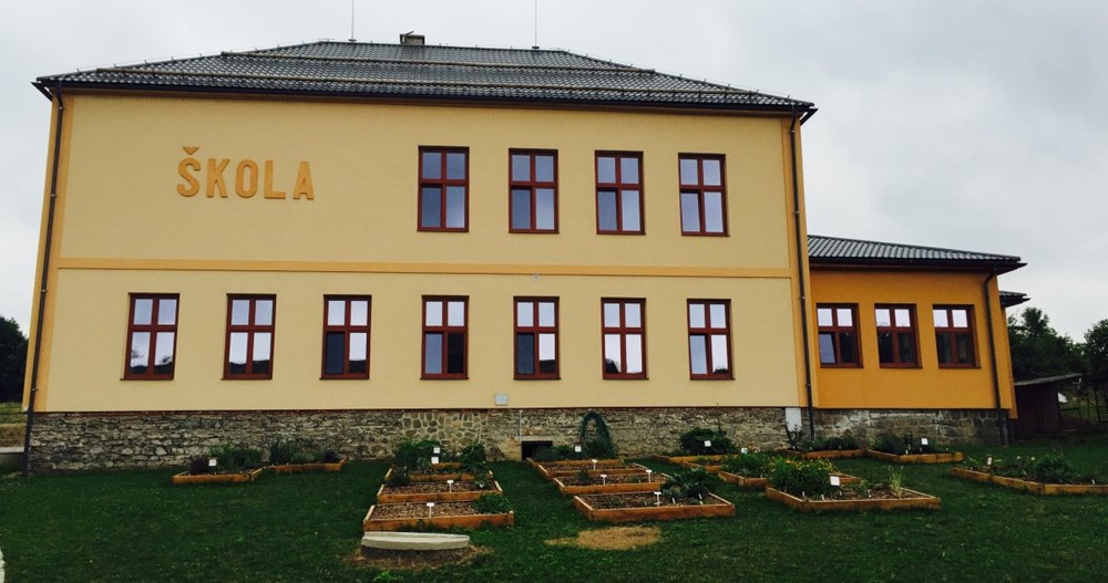 Nový Ústav ekologického vzdělávání nalezl útočiště v bývalé škole v Mladoňově na Šumpersku. Před domem návštěvníky vítá bylinková zahrádka.