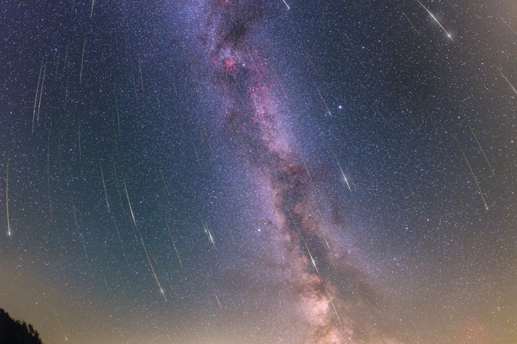 Titul Česká astrofotografie měsíce za srpen 2015 obdržel snímek „Pršení Perseid nad Kolonickým sedlem“