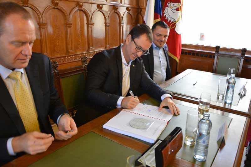 Podpis smlouvy.