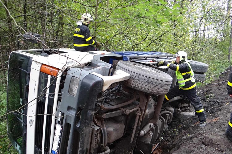 Úspěšné vyproštění nákladního auta a nakladače z příkopu v Bruzovicích