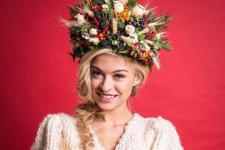 Česká krása nebude ani letos chybět na Miss Earth, Kristýna Kubíčková odletěla i přes zdravotní komplikace