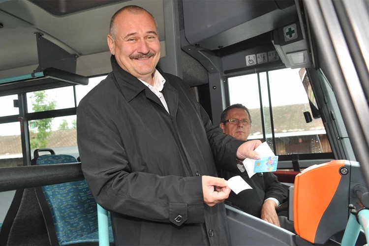 V autobusech hromadné dopravy na Příbramsku je možné platit bezkontaktními platebními kartami 