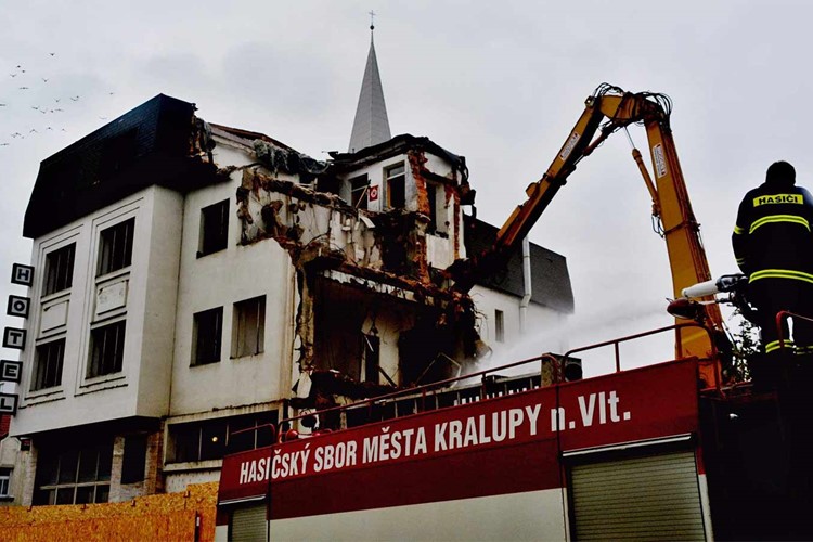 Začátek strojního bourání Hotelu Praha v Kralupech