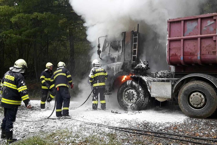 U Českého Krumlova hořelo nákladní auto 