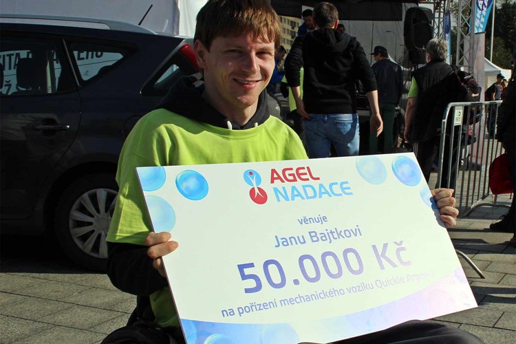 Sportovce s tělesným postižením i mladíka se vzácným onemocněním podpořila na Havířovské desítce NADACE AGEL