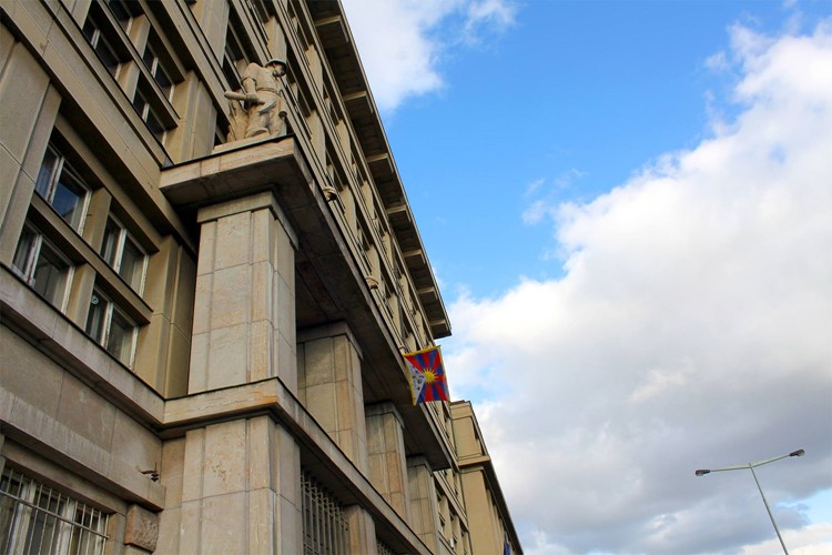Praha 7 vyvěsila tibetskou vlajku