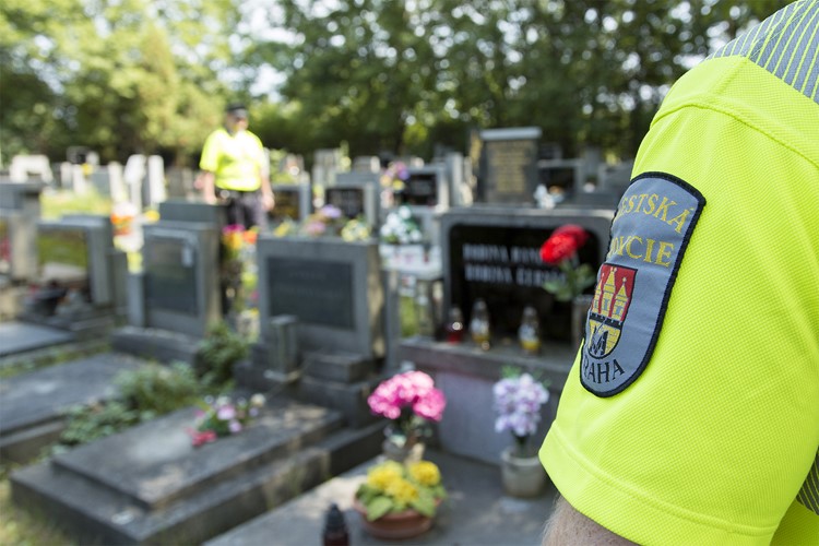 S blížící se Památkou zesnulých zvýší strážníci pražské městské policie dohled nad hřbitovy a jejich okolím